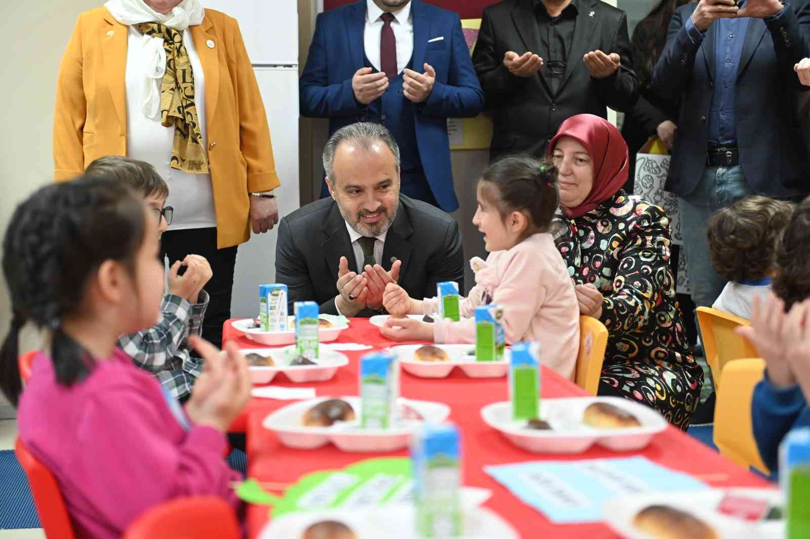 Bursa Büyükşehir Belediyesi’nin okul öncesi eğitimde fırsat eşitliğinin sağlanması amacıyla hayata geçirdiği Ana Kucağı Eğitim Merkezlerine ...