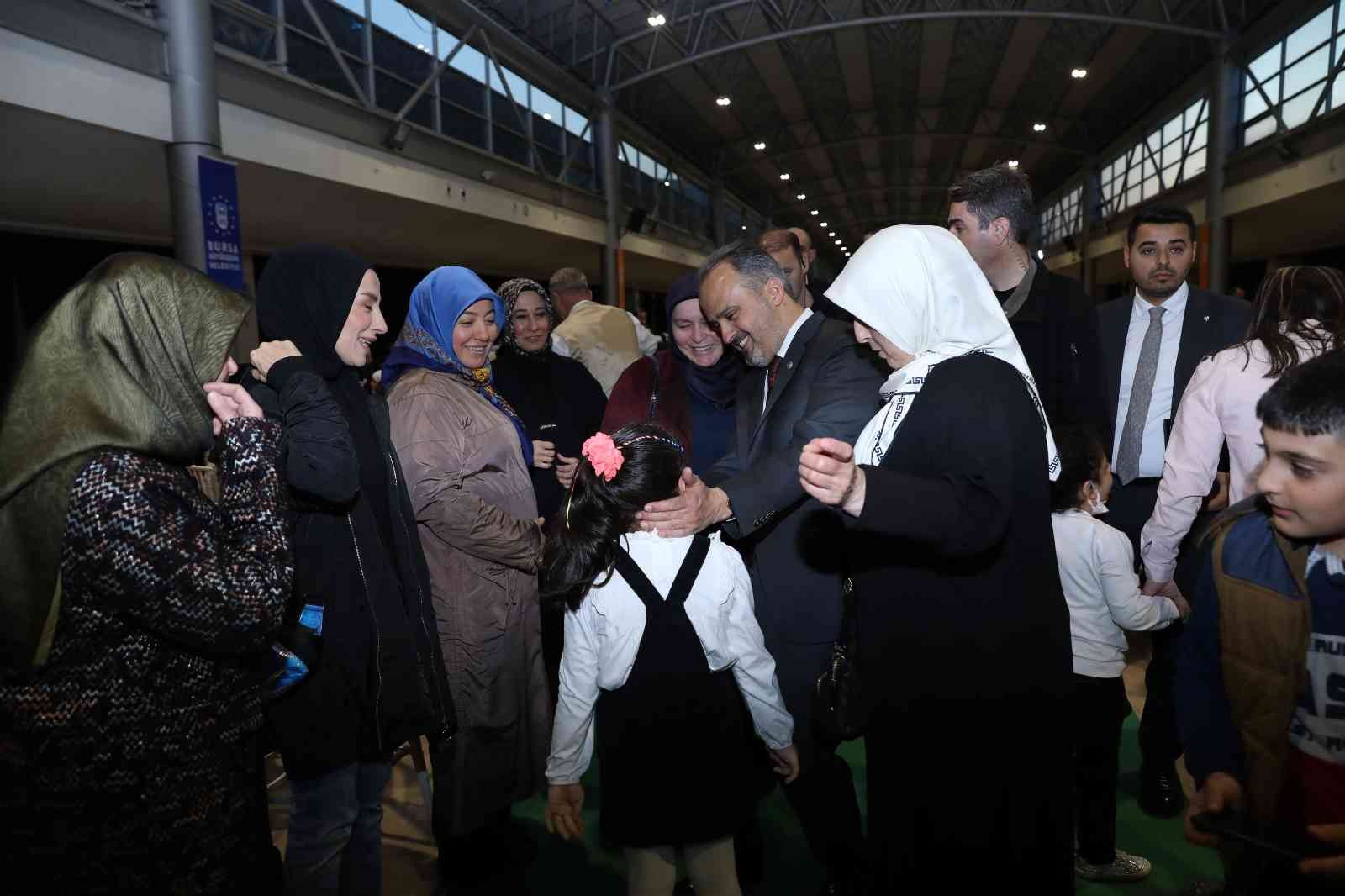 Ramazan ayının manevi iklimini farklı etkinliklerle Bursalılara yaşatan Büyükşehir Belediyesi, Ramazan ayının 15. günü idrak edilen Yetimler ...