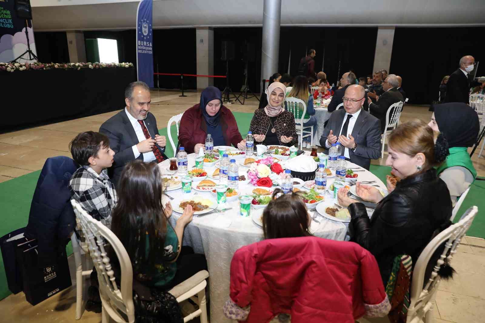 Ramazan ayının manevi iklimini farklı etkinliklerle Bursalılara yaşatan Büyükşehir Belediyesi, Ramazan ayının 15. günü idrak edilen Yetimler ...