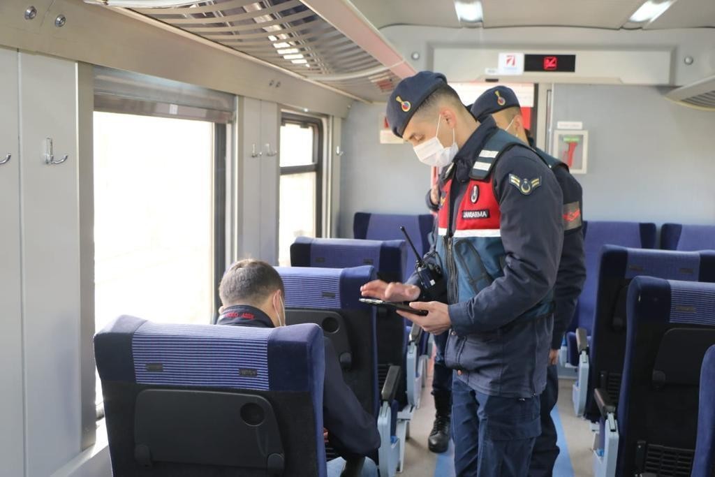 Bursa’da jandarma ekipleri, İzmir-Ankara ve İzmir-Eskişehir seferini yapan trenlerde köpekle denetim yaptı. Bursa il Jandarma Komutanlığı ...