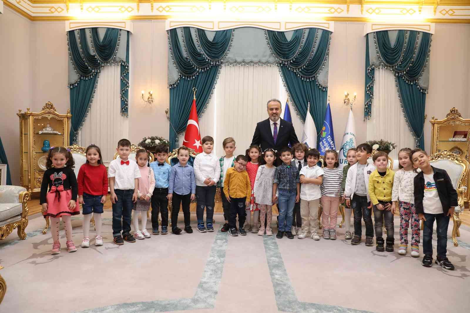 Bursa Büyükşehir Belediyesi Alacahırka Ana Kucağı Eğitim Merkezi’nde eğitim gören minikler, sadece 4 saatlik drama eğitimiyle muhteşem bir 23 ...