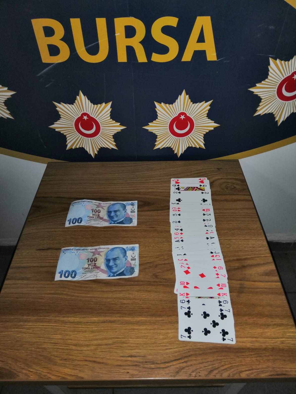 Bursa polisi gelen ihbarlar üzerine gece saatlerinde kumarhane olarak kullanılan iki farklı adrese baskın düzenledi. 2 işletmeciye adli işlem ...