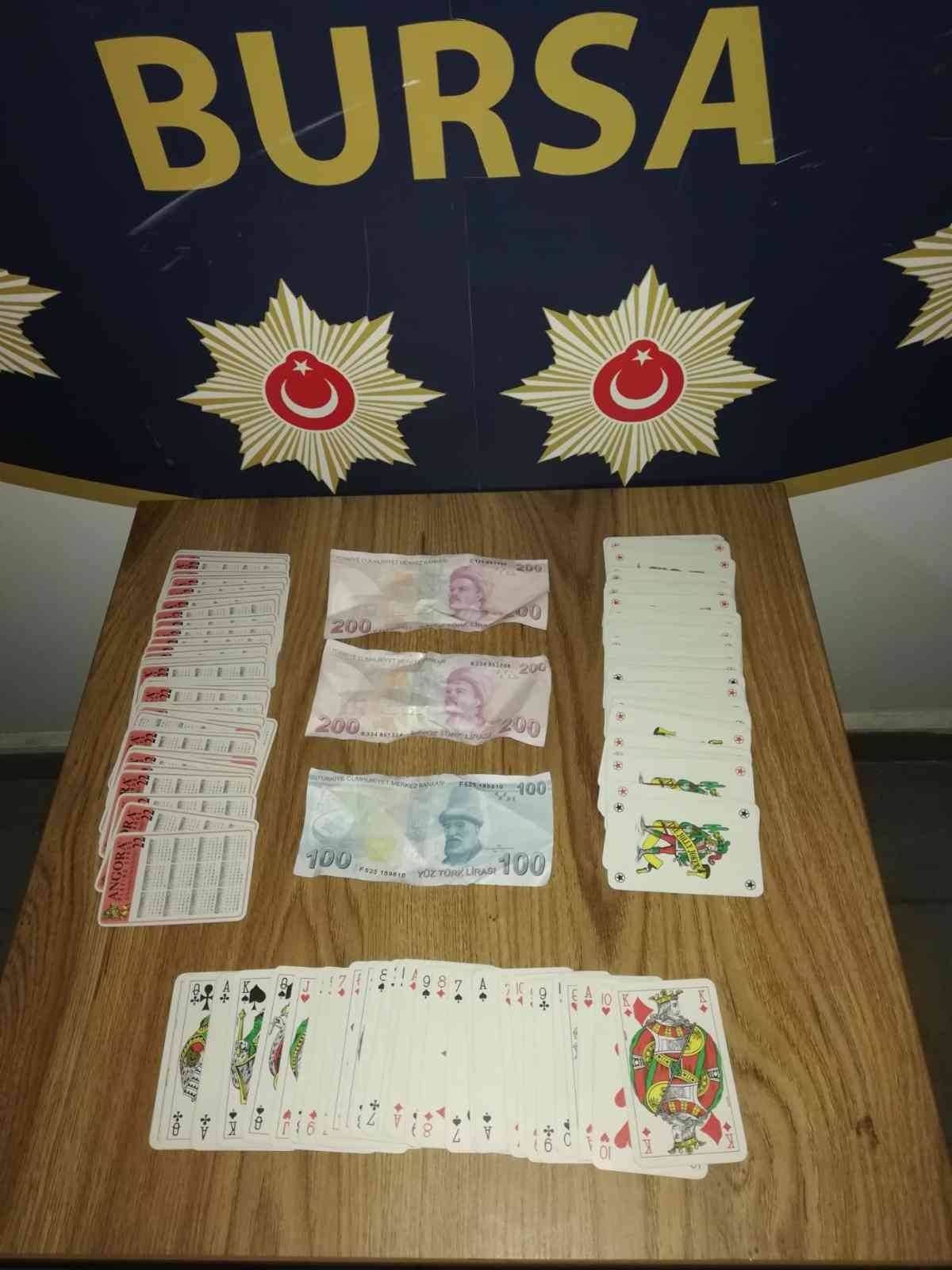 Bursa polisi gelen ihbarlar üzerine gece saatlerinde kumarhane olarak kullanılan iki farklı adrese baskın düzenledi. 2 işletmeciye adli işlem ...