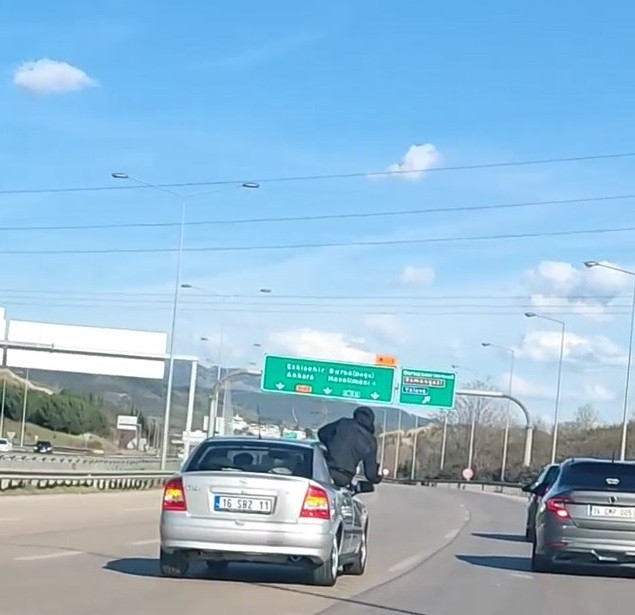 Bursa’da bir kişi arkadaşının otomobilini seyir halindeyken çekmek için kendi canını tehlikeye attı. Bu anlar kameralara yansıdı. Olay, merkez ...