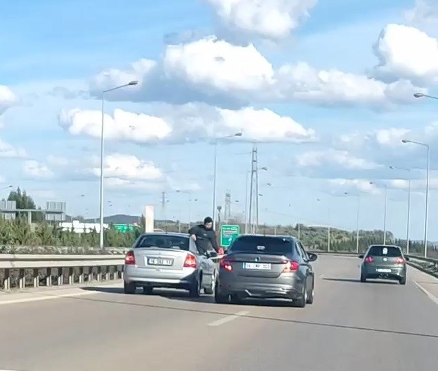 Bursa’da bir kişi arkadaşının otomobilini seyir halindeyken çekmek için kendi canını tehlikeye attı. Bu anlar kameralara yansıdı. Olay, merkez ...