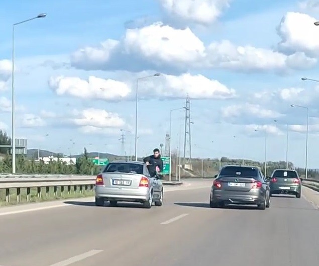 Bursa’da bir kişi arkadaşının otomobilini seyir halindeyken çekmek için kendi canını tehlikeye attı. Bu anlar kameralara yansıdı. Olay, merkez ...