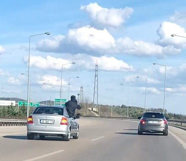 Bursa’da bir kişi arkadaşının otomobilini seyir halindeyken çekmek için kendi canını tehlikeye attı. Bu anlar kameralara yansıdı. Olay, merkez ...