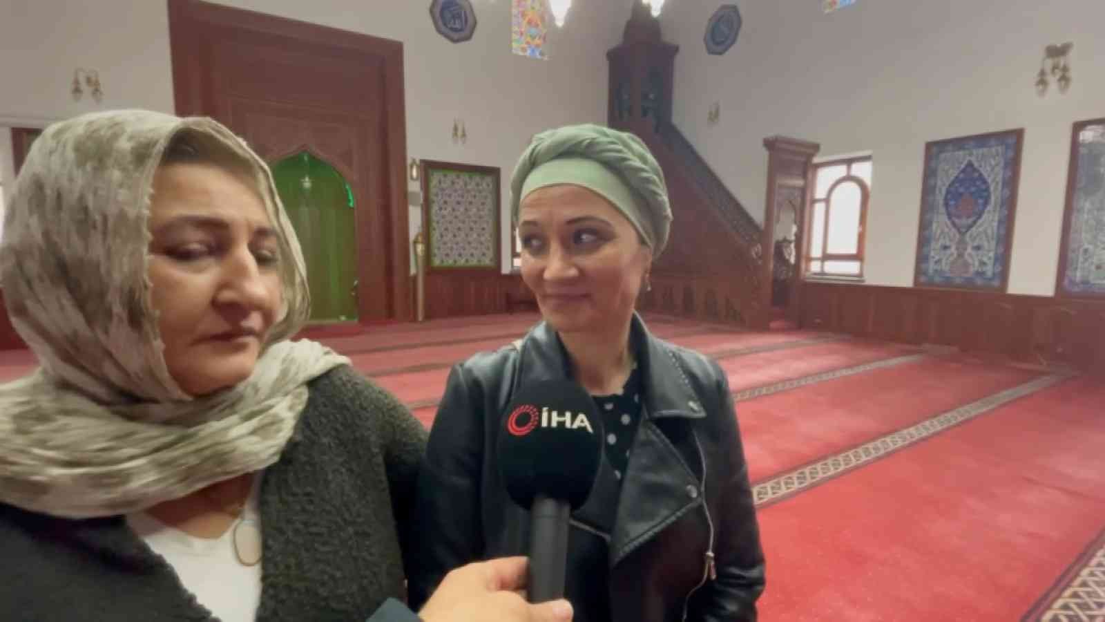 Bursa’da Moldovyalı bir kadın, internette araştırıp bilgi edindiği İslam dininden etkilenerek 3 oğluyla birlikte Müslüman oldu. Deniz ismini alan ...