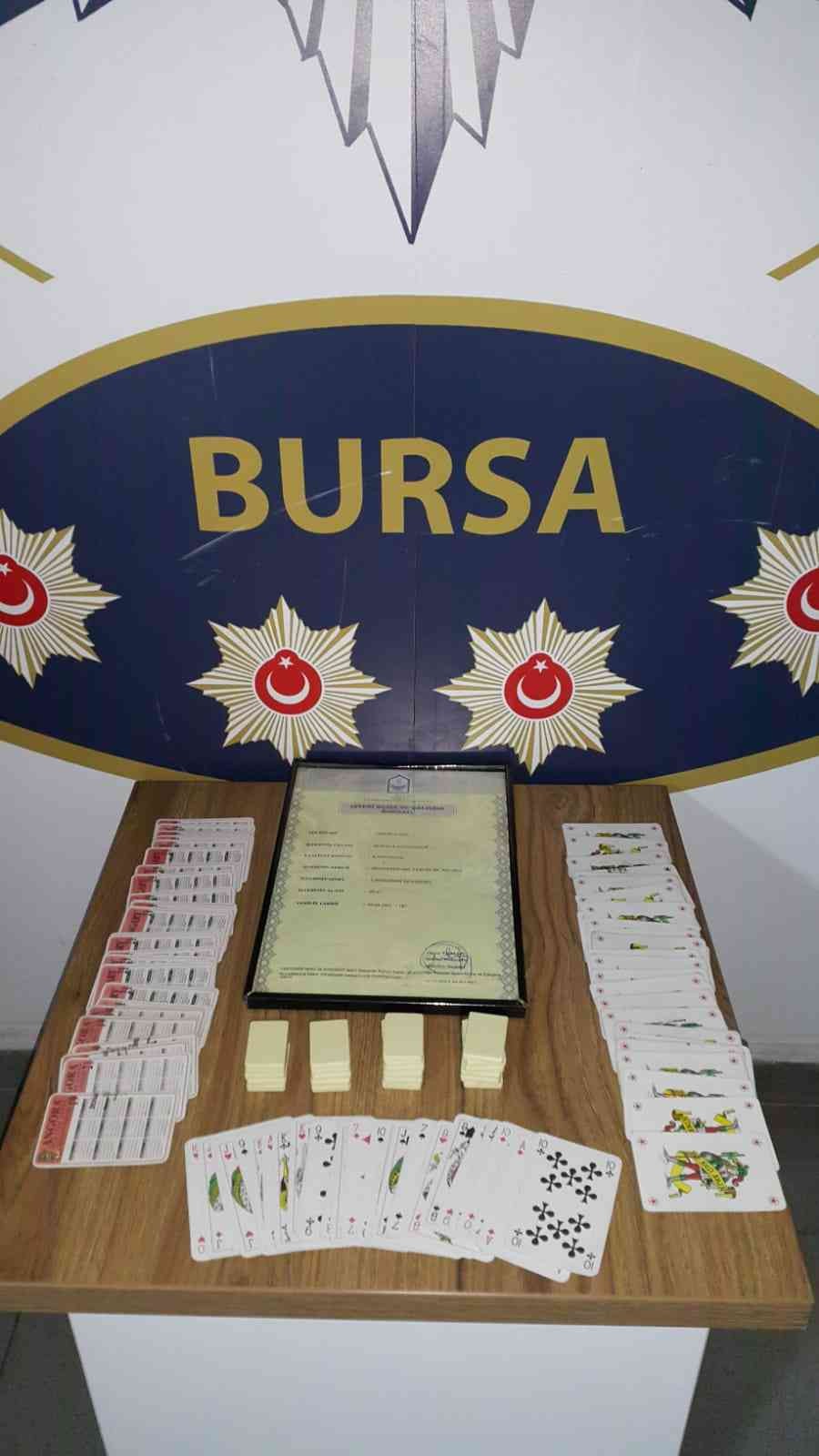 Bursa’da polis ekipleri kumar oynatıldığı ihbarı yapılan 2 kıraathaneye baskın yaptı. Yapılan baskında 7 kişi kumar oynarken suçüstü ...