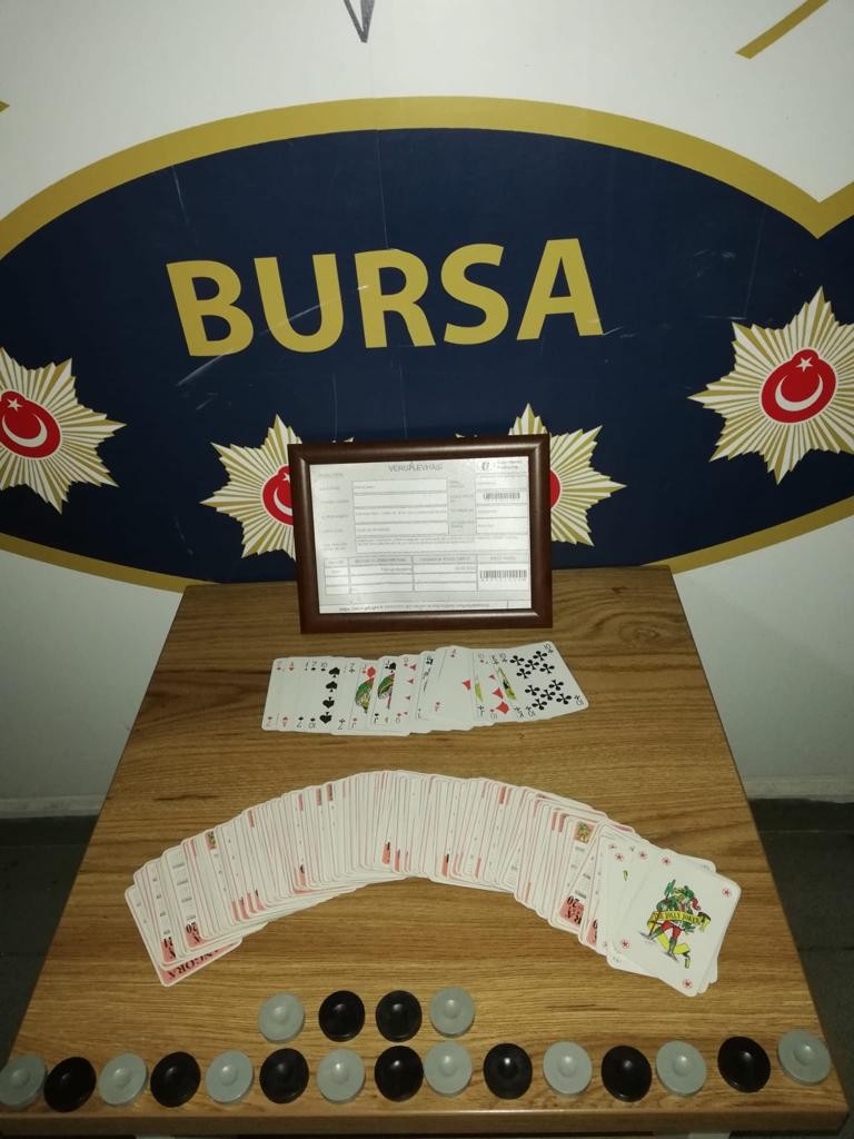 Bursa’da polis ekipleri kumar oynatıldığı ihbarı yapılan 2 kıraathaneye baskın yaptı. Yapılan baskında 7 kişi kumar oynarken suçüstü ...