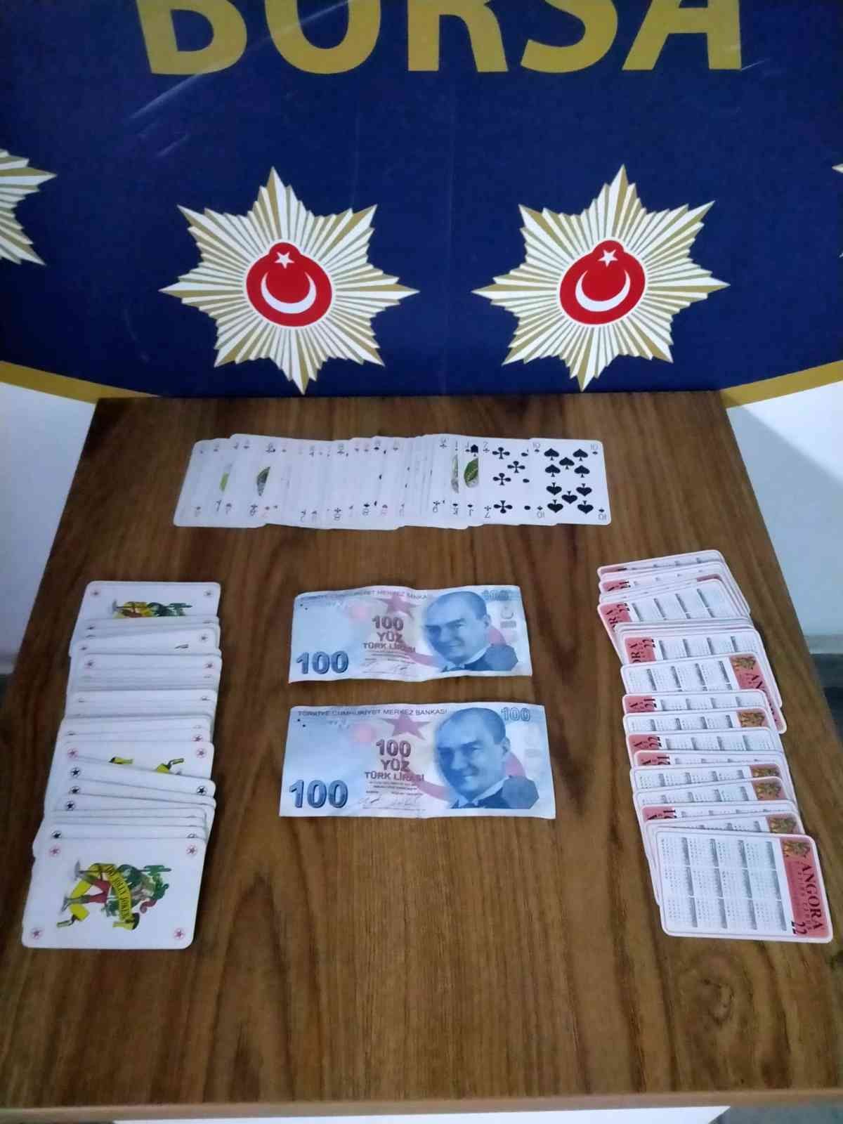 Bursa’da polis ekipleri kumar oynatıldığı ihbarı yapılan 2 kıraathaneye baskın yaptı. Yapılan baskında 7 kişi kumar oynarken suçüstü yakalanırken ...