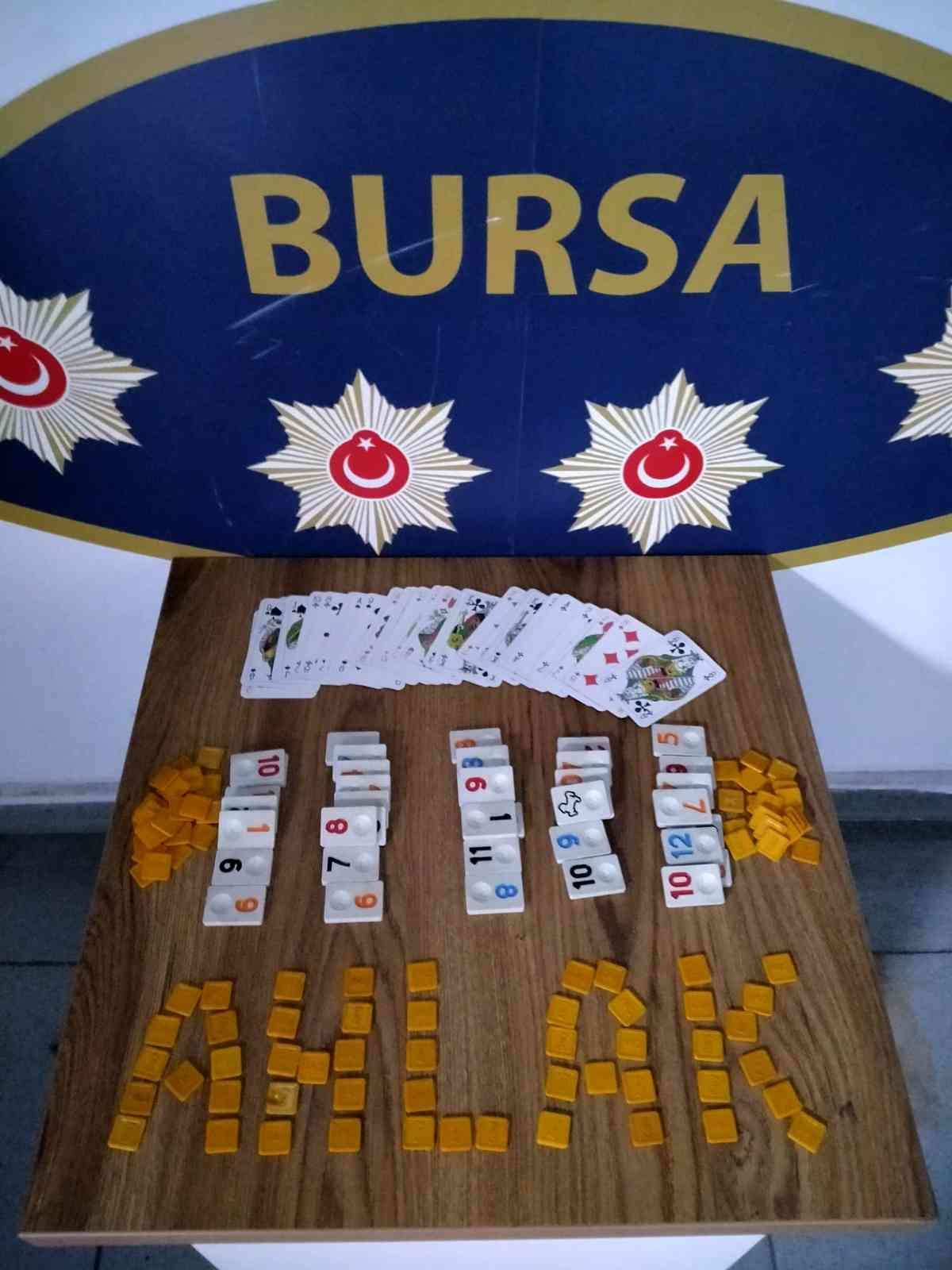 Bursa’da polis ekipleri kumar oynatıldığı ihbarı yapılan 2 kıraathaneye baskın yaptı. Yapılan baskında 7 kişi kumar oynarken suçüstü yakalanırken ...