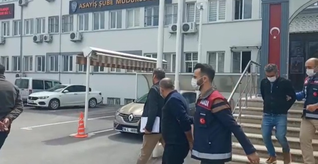 Bursa’da kuyumculara sahte altın satışı yapan 4 kişi gözaltına alındı. Bursa’nın merkez Nilüfer ilçesi Kurtuluş Mahallesi’nde bulunan kuyumcuya 7 ...