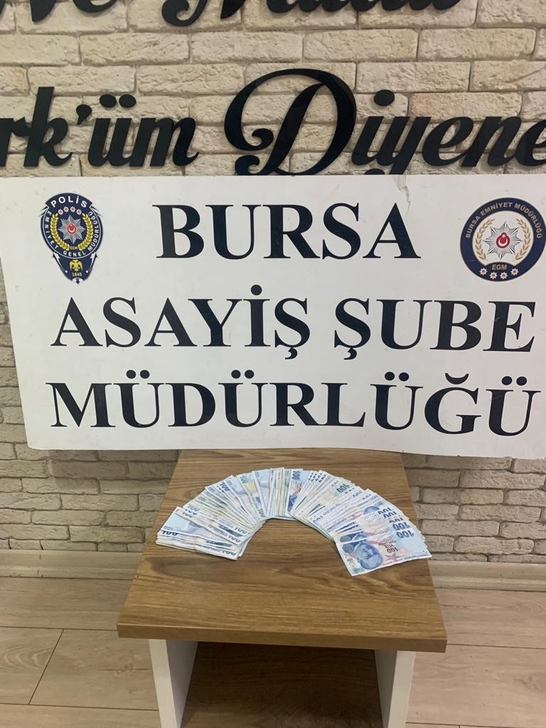 Bursa’da kuyumculara sahte altın satışı yapan 4 kişi gözaltına alındı. Bursa’nın merkez Nilüfer ilçesi Kurtuluş Mahallesi’nde bulunan kuyumcuya 7 ...