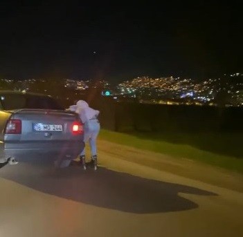 Bursa’da patenli bir gencin otomobile tutunarak tehlikeli yolculuğu, görenlerin yüreğini ağzına getirdi. Kendi canını hiçe sayarak seyahat eden ...