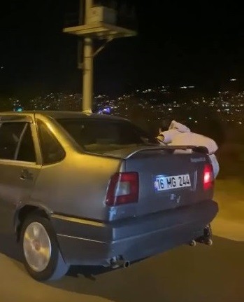 Bursa’da patenli bir gencin otomobile tutunarak tehlikeli yolculuğu, görenlerin yüreğini ağzına getirdi. Kendi canını hiçe sayarak seyahat eden ...