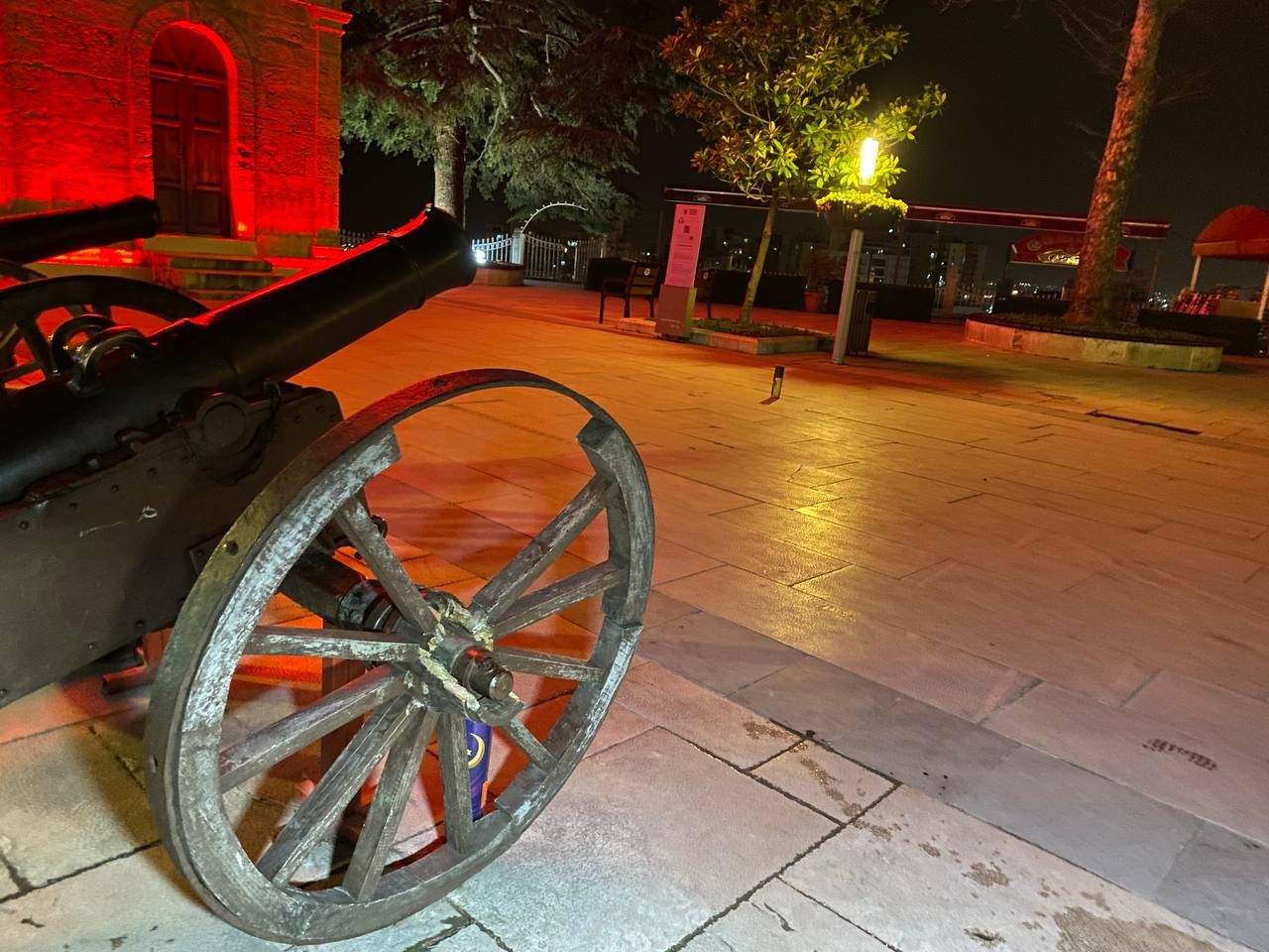 Bursa’da iftar saatinde ve sahurda kullanılan top atışı yerini ses bombasına bıraktı. Top bombaları çevre kirliliğine yol açması ve ayrıca ses ...