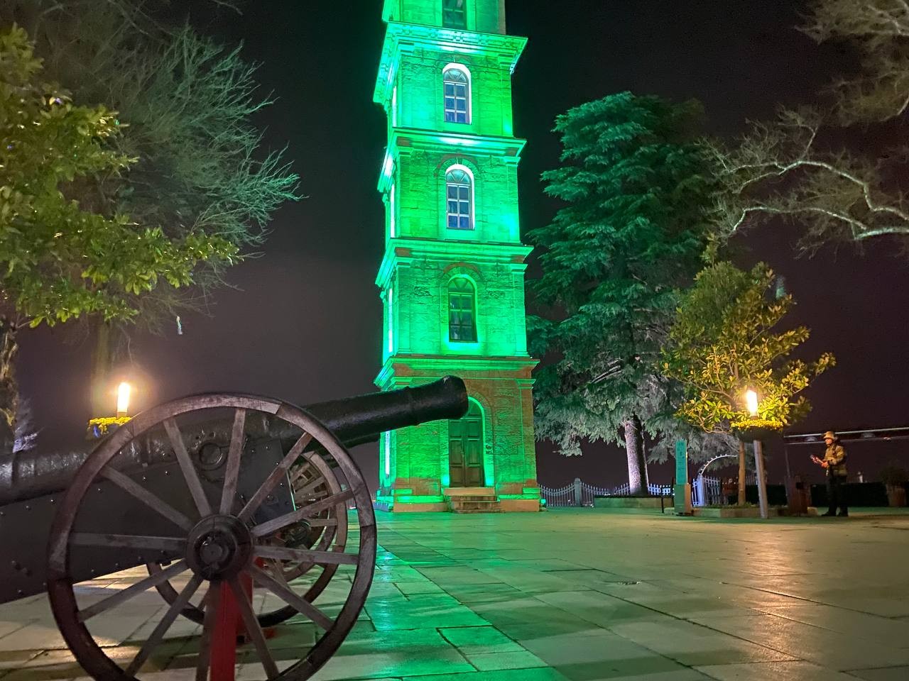 Bursa’da iftar saatinde ve sahurda kullanılan top atışı yerini ses bombasına bıraktı. Top bombaları çevre kirliliğine yol açması ve ayrıca ses ...