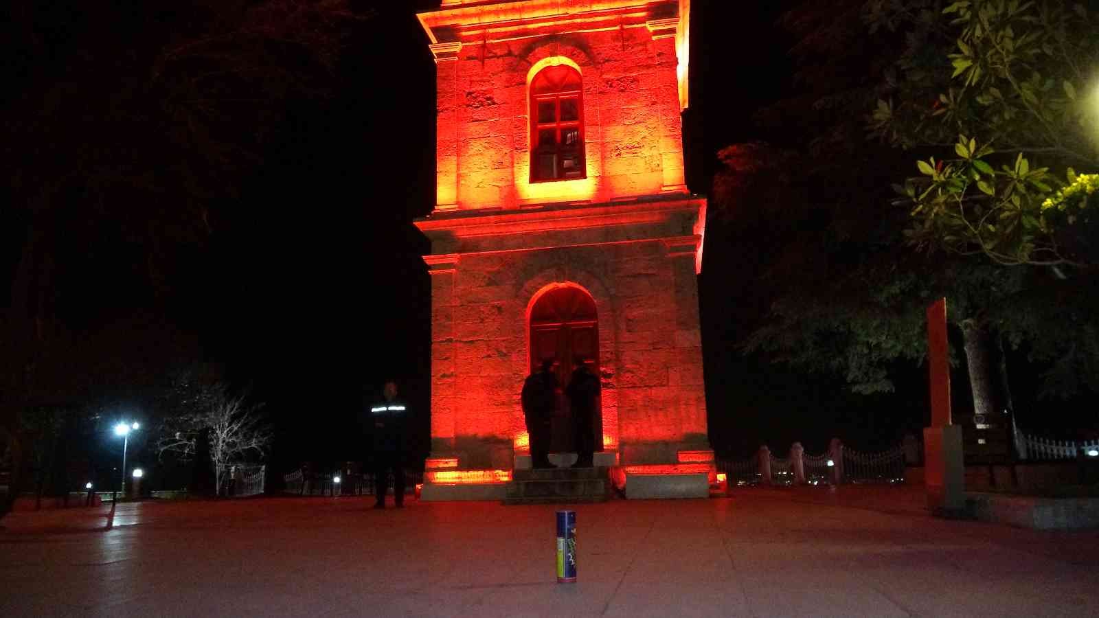 Bursa’da iftar saatinde ve sahurda kullanılan top atışı yerini ses bombasına bıraktı. Top bombaları çevre kirliliğine yol açması ve ayrıca ses ...