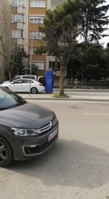 Bursa’da otomobile bağladıkları içecek dolabını sürükleyerek götürdüler. Bu kadarına da pes dedirten görüntüler cep telefon kamerası tarafından ...