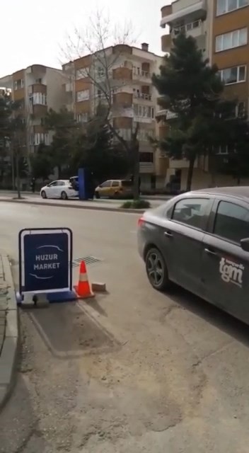 Bursa’da otomobile bağladıkları içecek dolabını sürükleyerek götürdüler. Bu kadarına da pes dedirten görüntüler cep telefon kamerası tarafından ...