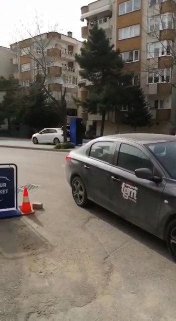 Bursa’da otomobile bağladıkları içecek dolabını sürükleyerek götürdüler. Bu kadarına da pes dedirten görüntüler cep telefon kamerası tarafından ...