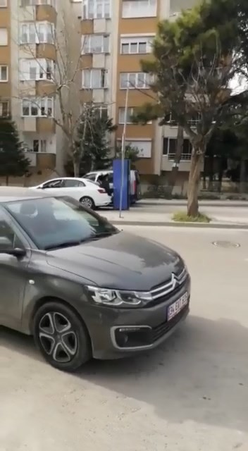 Bursa’da otomobile bağladıkları içecek dolabını sürükleyerek götürdüler. Bu kadarına da pes dedirten görüntüler cep telefon kamerası tarafından ...