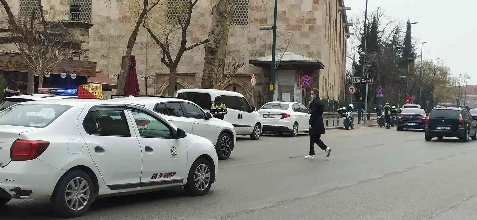 Bursa’nın en işlek caddesinde uygulama yapan trafik polisleri yasak olan kısımdan yolun karşısına geçmeye çalışan yayalara bilgilendirmede ...