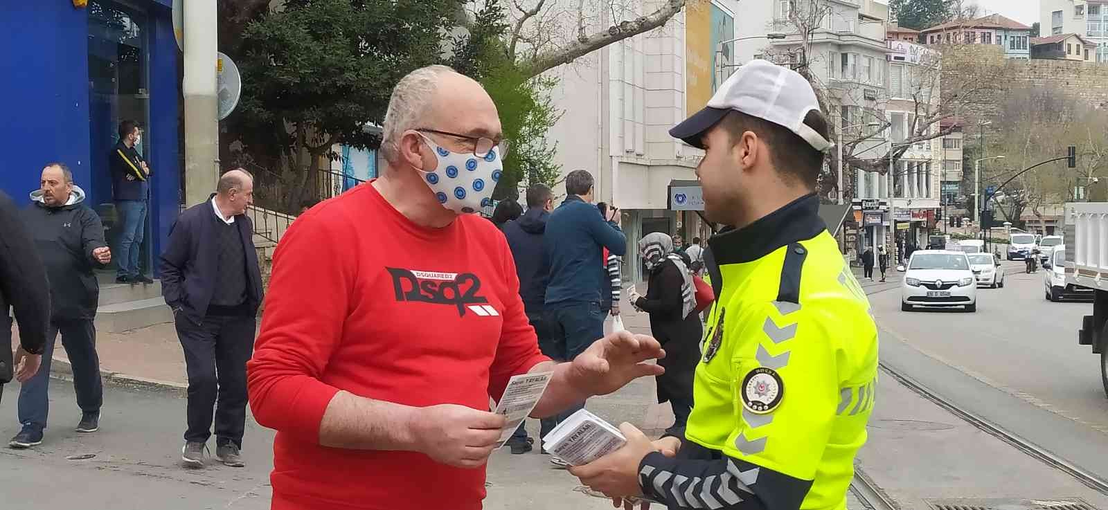 Bursa’nın en işlek caddesinde uygulama yapan trafik polisleri yasak olan kısımdan yolun karşısına geçmeye çalışan yayalara bilgilendirmede ...