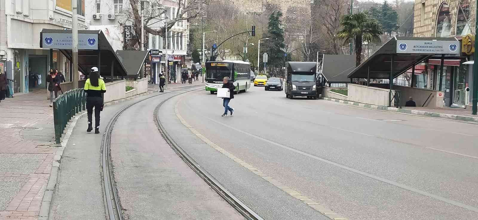 Bursa’nın en işlek caddesinde uygulama yapan trafik polisleri yasak olan kısımdan yolun karşısına geçmeye çalışan yayalara bilgilendirmede ...