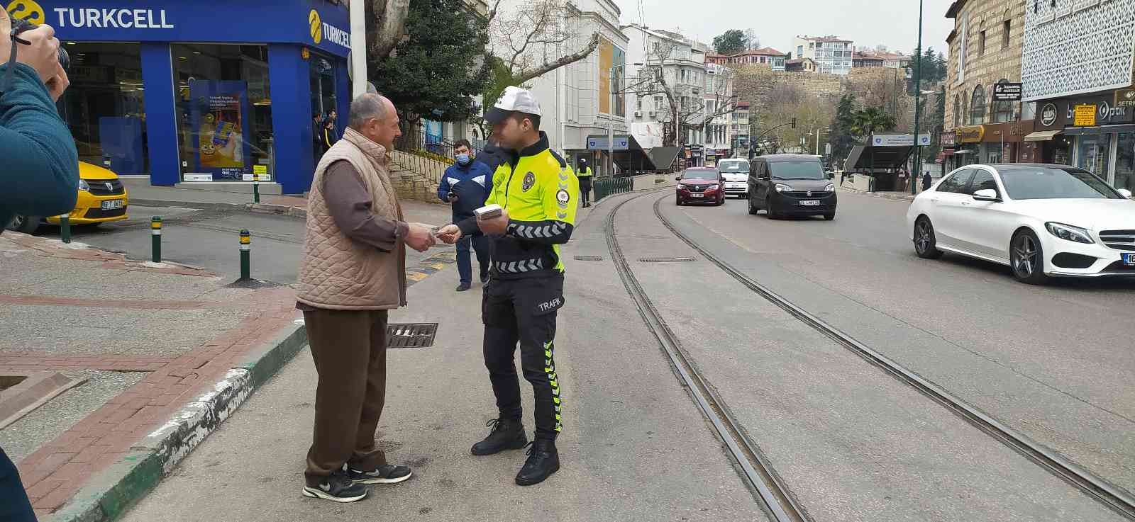 Bursa’nın en işlek caddesinde uygulama yapan trafik polisleri yasak olan kısımdan yolun karşısına geçmeye çalışan yayalara bilgilendirmede ...