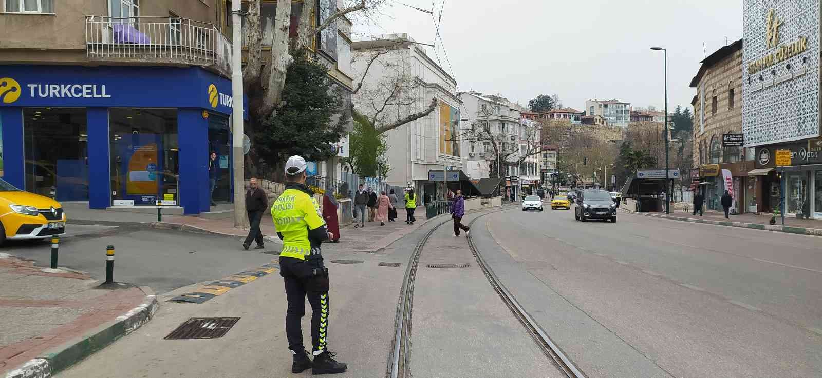 Bursa’nın en işlek caddesinde uygulama yapan trafik polisleri yasak olan kısımdan yolun karşısına geçmeye çalışan yayalara bilgilendirmede ...