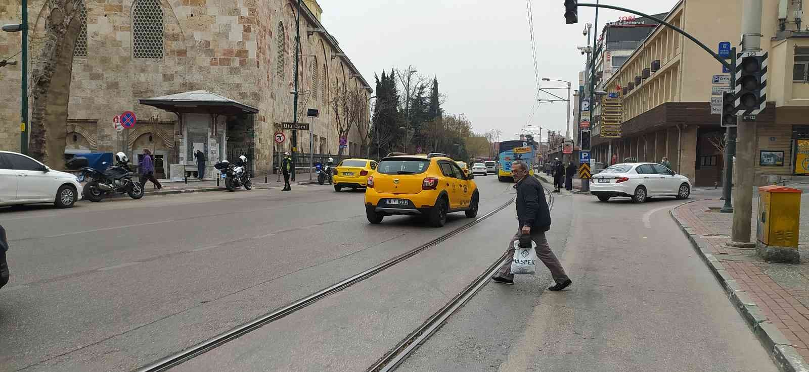 Bursa’nın en işlek caddesinde uygulama yapan trafik polisleri yasak olan kısımdan yolun karşısına geçmeye çalışan yayalara bilgilendirmede ...