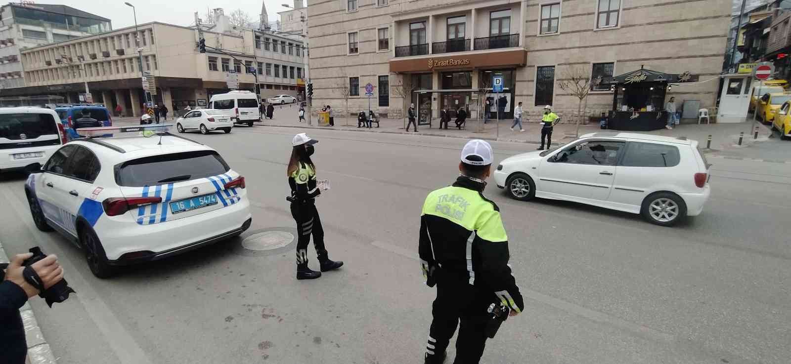 Bursa’nın en işlek caddesinde uygulama yapan trafik polisleri yasak olan kısımdan yolun karşısına geçmeye çalışan yayalara bilgilendirmede ...