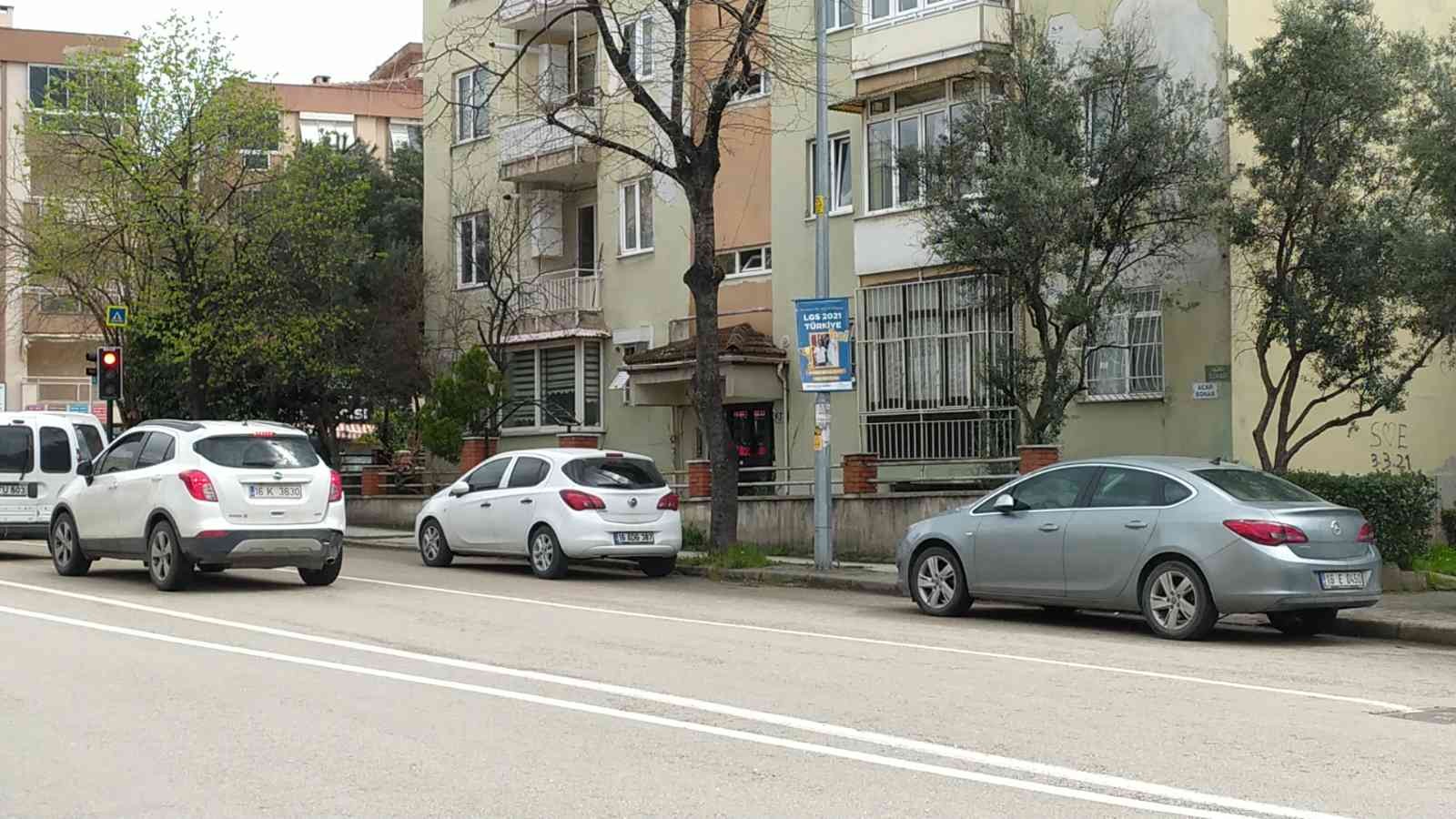 Bursa’da kuyumcuda altın bozduran yaşlı adamı takip eden kapkaççı yaşlı adamı evine kadar takip etti. Yaşlı adam apartmana girdiği sırada ...