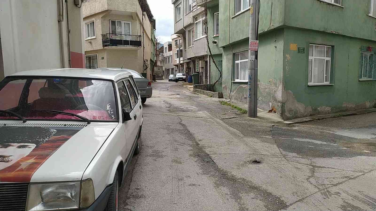 Bursa’da sabah saatlerinde okula gitmek isteyen genç kız sokak köpeğinin saldırısına uğradı. O anlar güvenlik kamerasına yansıdı. Olay, dün sabah ...