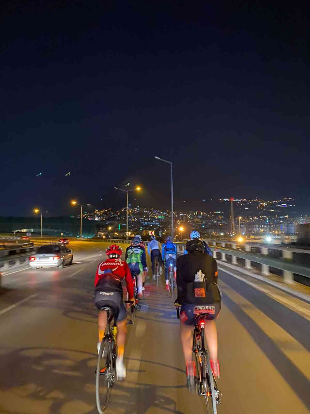 Bursalı bisiklet tutkunları iftardan sonra Türkiye’nin en önemli kış ve doğa turizmi bölgesi olan Uludağ’a pedal çevirdi. Bursa’da bisiklet ...