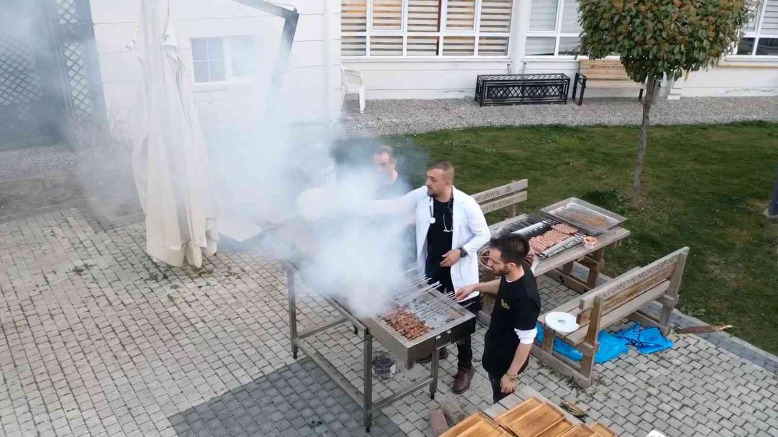 Bursa’da fenomen ciğer ustası Ali Koçak, mangal kurduğu huzur evi sakinlerine verdiği iftar yemeğiyle gönüllerini kazandı. Nilüfer ilçesindeki ...