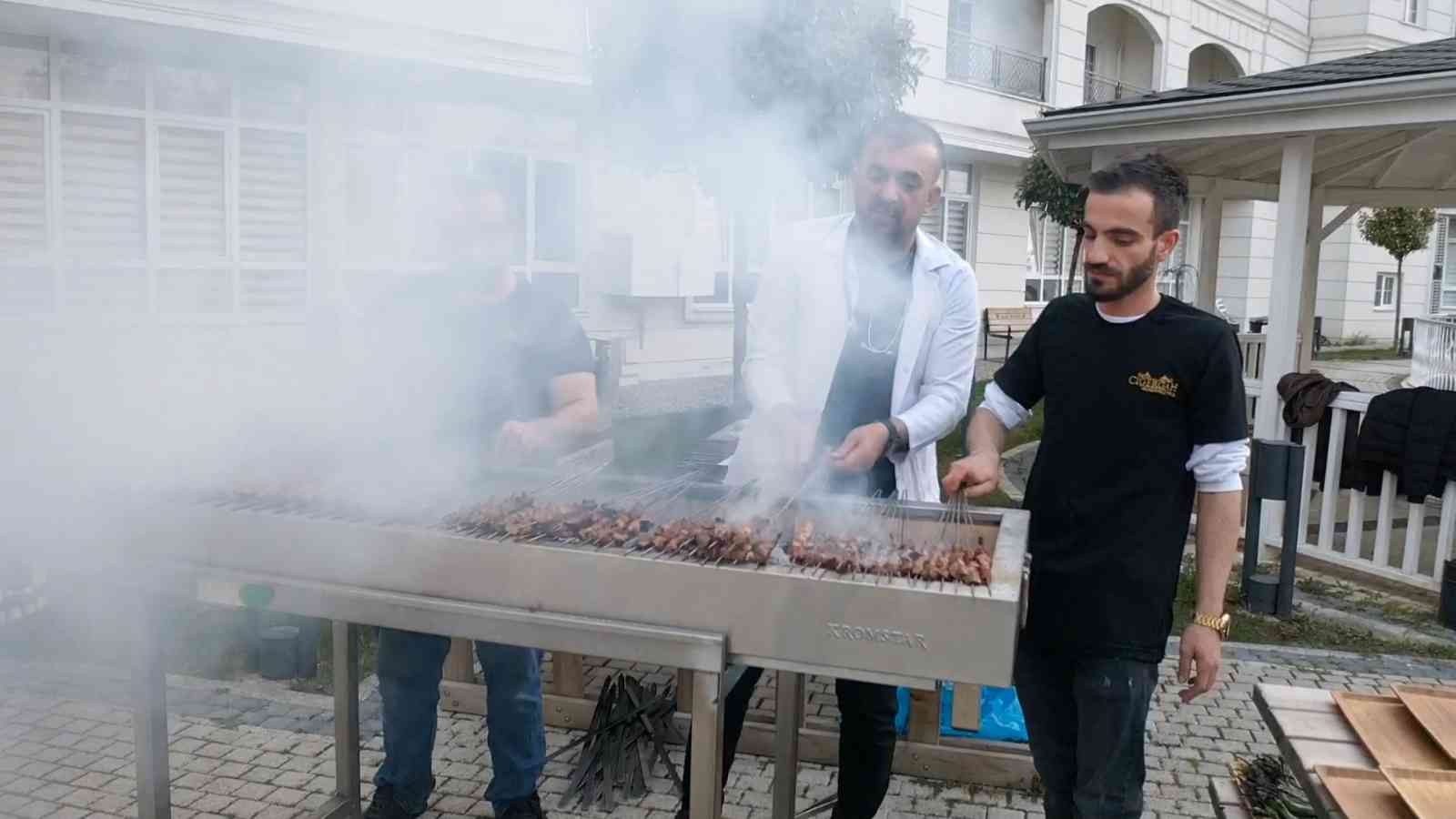 Bursa’da fenomen ciğer ustası Ali Koçak, mangal kurduğu huzur evi sakinlerine verdiği iftar yemeğiyle gönüllerini kazandı. Nilüfer ilçesindeki ...