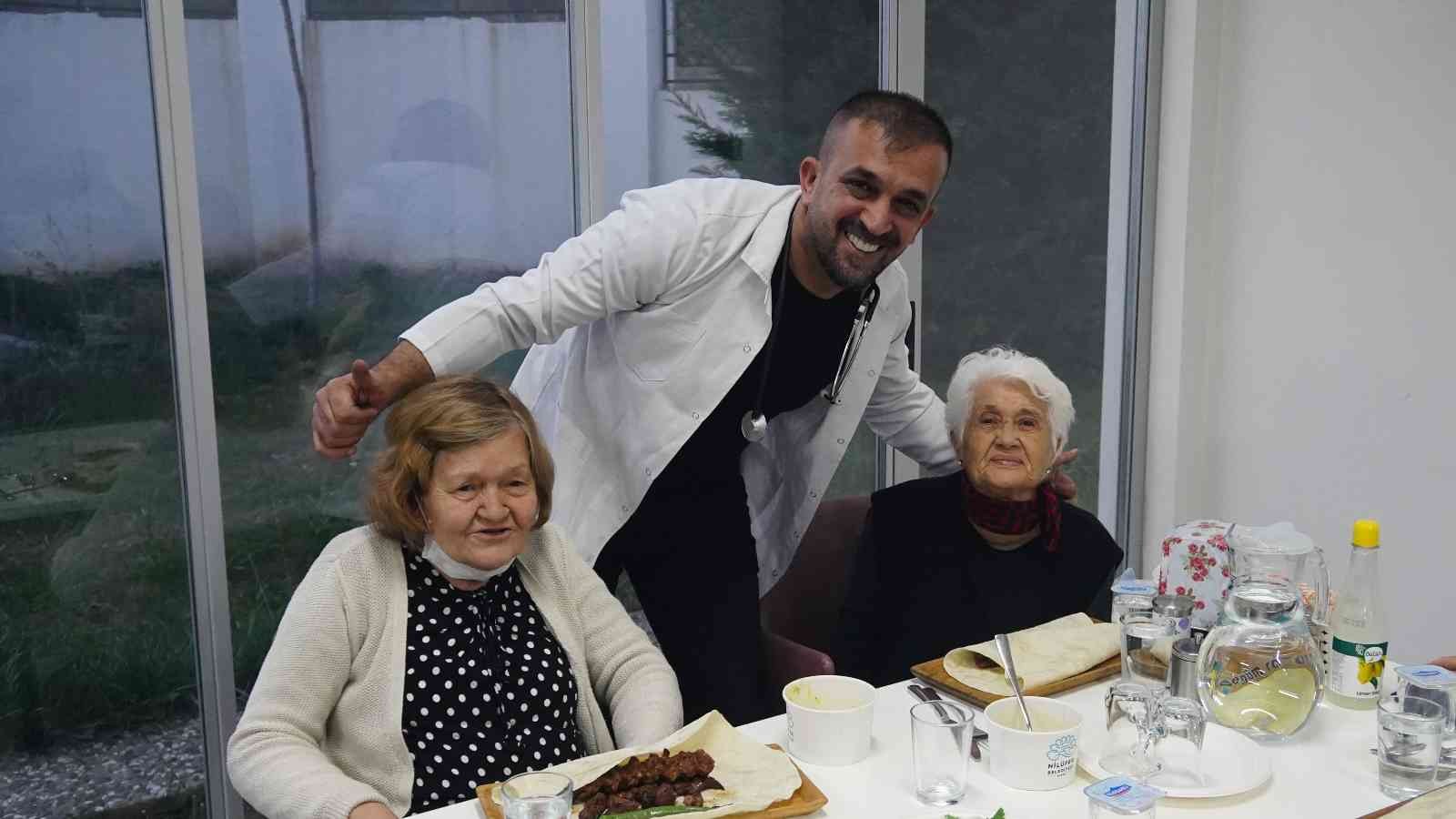 Bursa’da fenomen ciğer ustası Ali Koçak, mangal kurduğu huzur evi sakinlerine verdiği iftar yemeğiyle gönüllerini kazandı. Nilüfer ilçesindeki ...