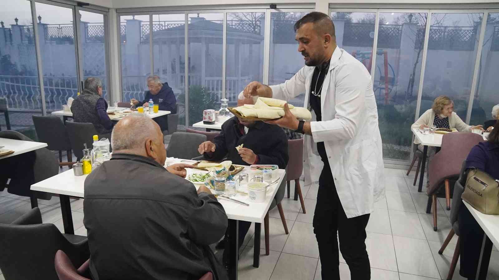 Bursa’da fenomen ciğer ustası Ali Koçak, mangal kurduğu huzur evi sakinlerine verdiği iftar yemeğiyle gönüllerini kazandı. Nilüfer ilçesindeki ...