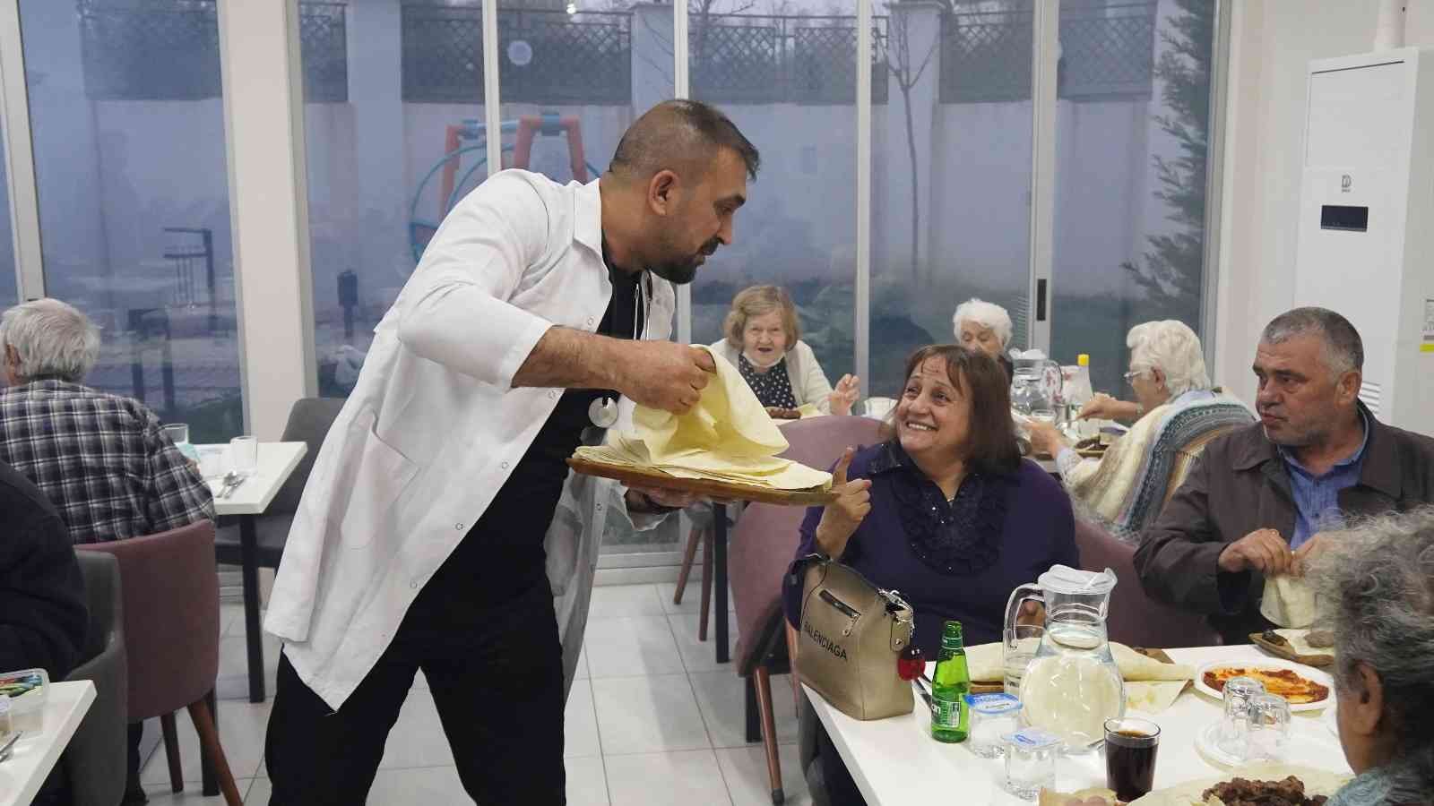 Bursa’da fenomen ciğer ustası Ali Koçak, mangal kurduğu huzur evi sakinlerine verdiği iftar yemeğiyle gönüllerini kazandı. Nilüfer ilçesindeki ...