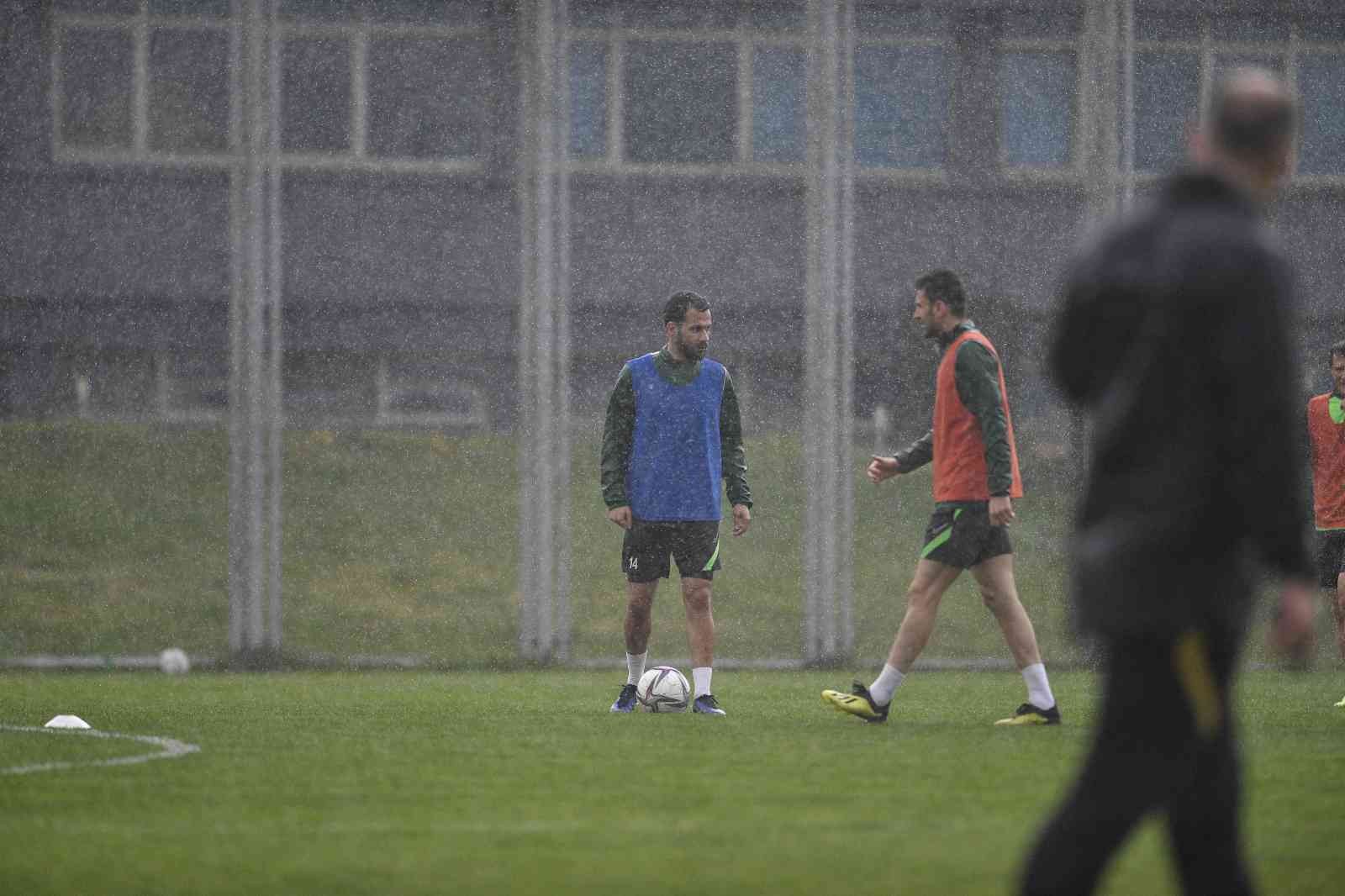 Bursaspor yağmur altında taktik çalışma gerçekleştirdi. Kocaelispor maçı hazırlıklarını sürdüren yeşil-beyazlı takımın antrenmanı 1 saat 20 ...