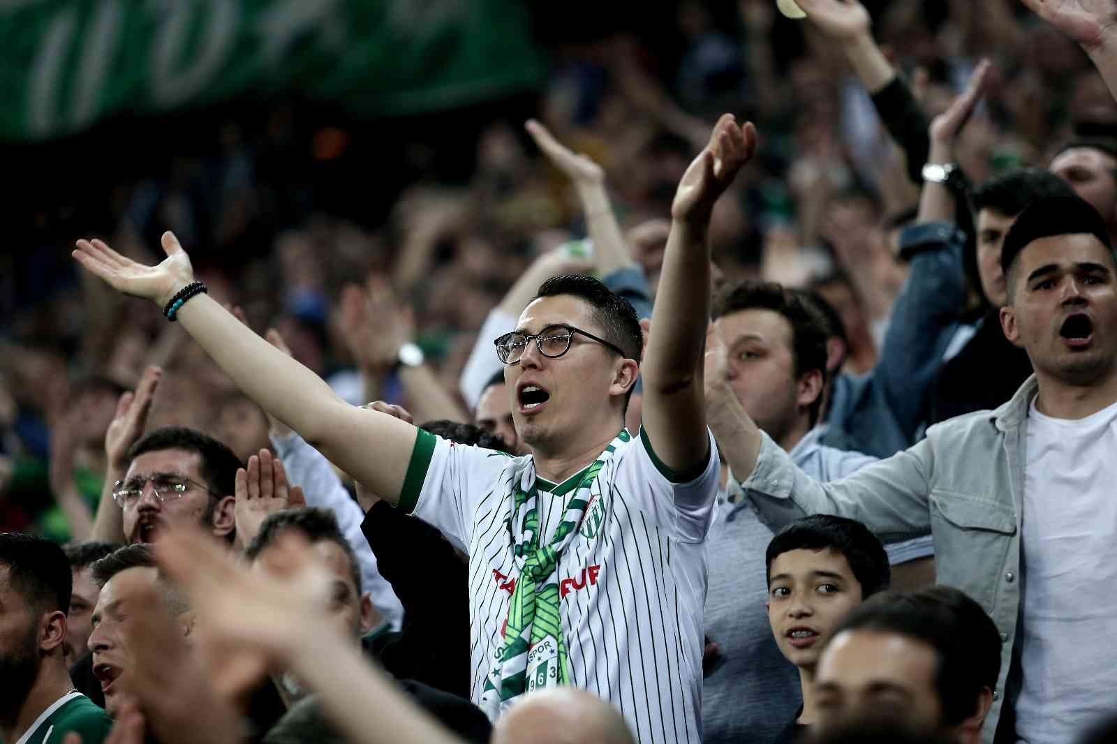 Bursaspor Kulübü, Gençlerbirliği ile yarın akşam 18.00’de oynanacak olan maçın saatinin değişikliği ile ilgili başvurularını geri çektiğini ...