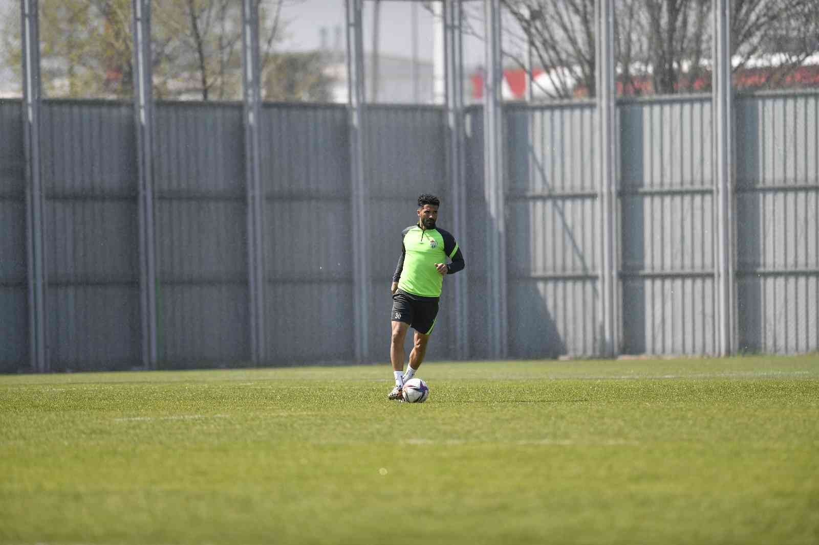 Bursaspor, Salı akşamı saat 18.00’de oynayacağı Gençlerbirliği maçı hazırlıklarına yaptığı antrenmanla devam etti. Yeşil-beyazlı futbolcularının ...