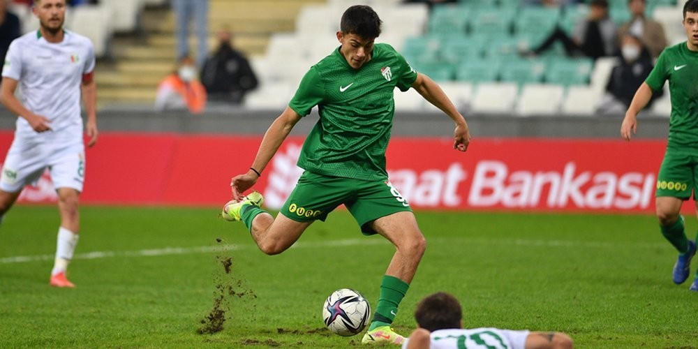 Bursaspor’un genç futbolcusu Hasan Sabri Karaca’nın ön çapraz bağ ameliyatı olduğu açıklandı. Hasan’ın en az 6 ay sahalardan uzak kalacağı ...