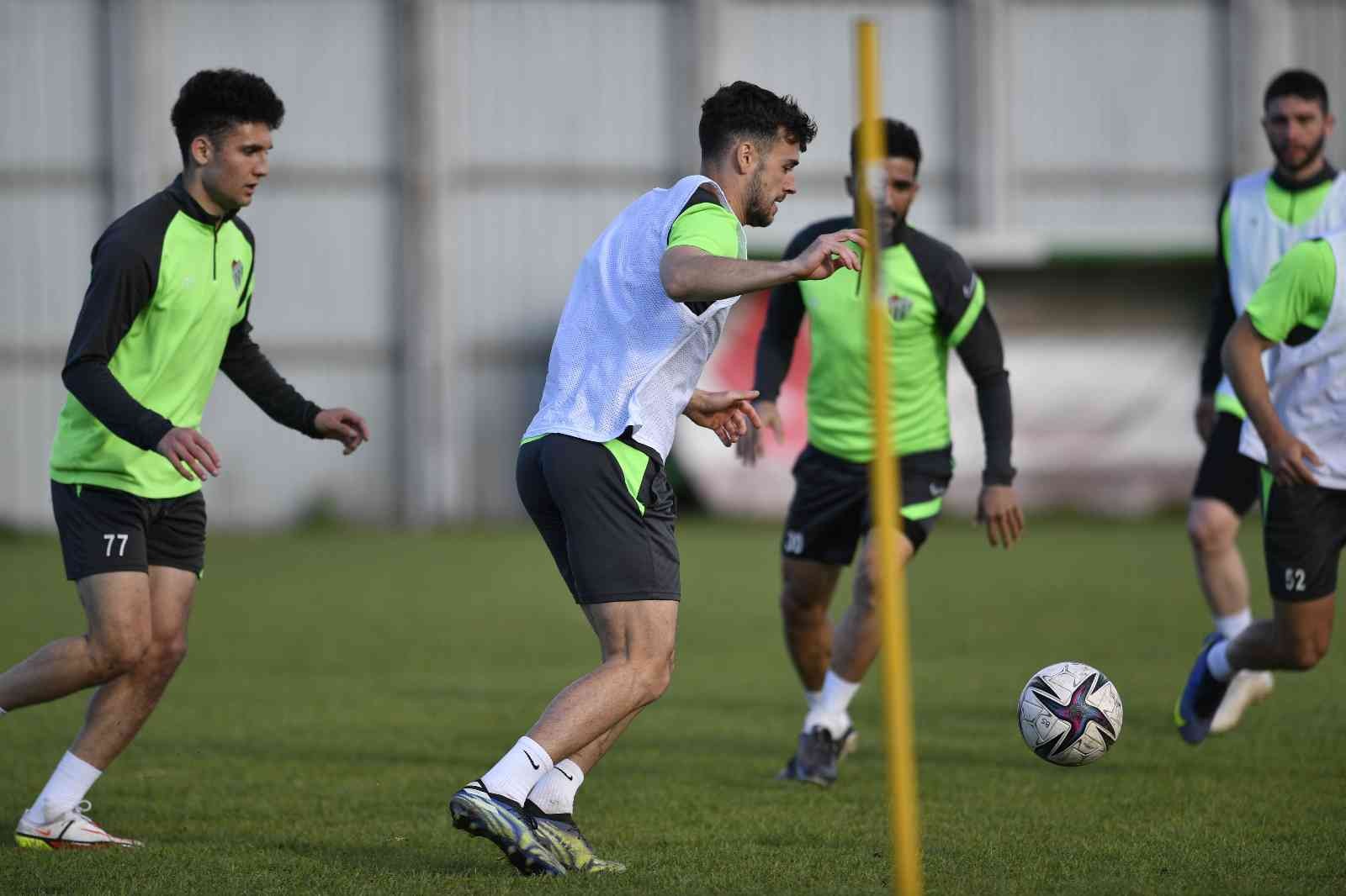 Bursaspor, Ankara Keçiörengücü mağlubiyeti sonrası ara vermeden Kocaelispor maçı hazırlıklarına bugün yaptığı antrenmanla başladı. Yeşil-beyazlı ...