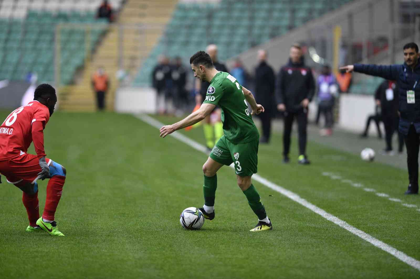 Bursaspor’un tecrübeli futbolcusu Onur Atasayar’ın sağ ayağındaki ağrıların artması sebebiyle operasyon geçirdiği açıklandı. Bursaspor Kulübü ...