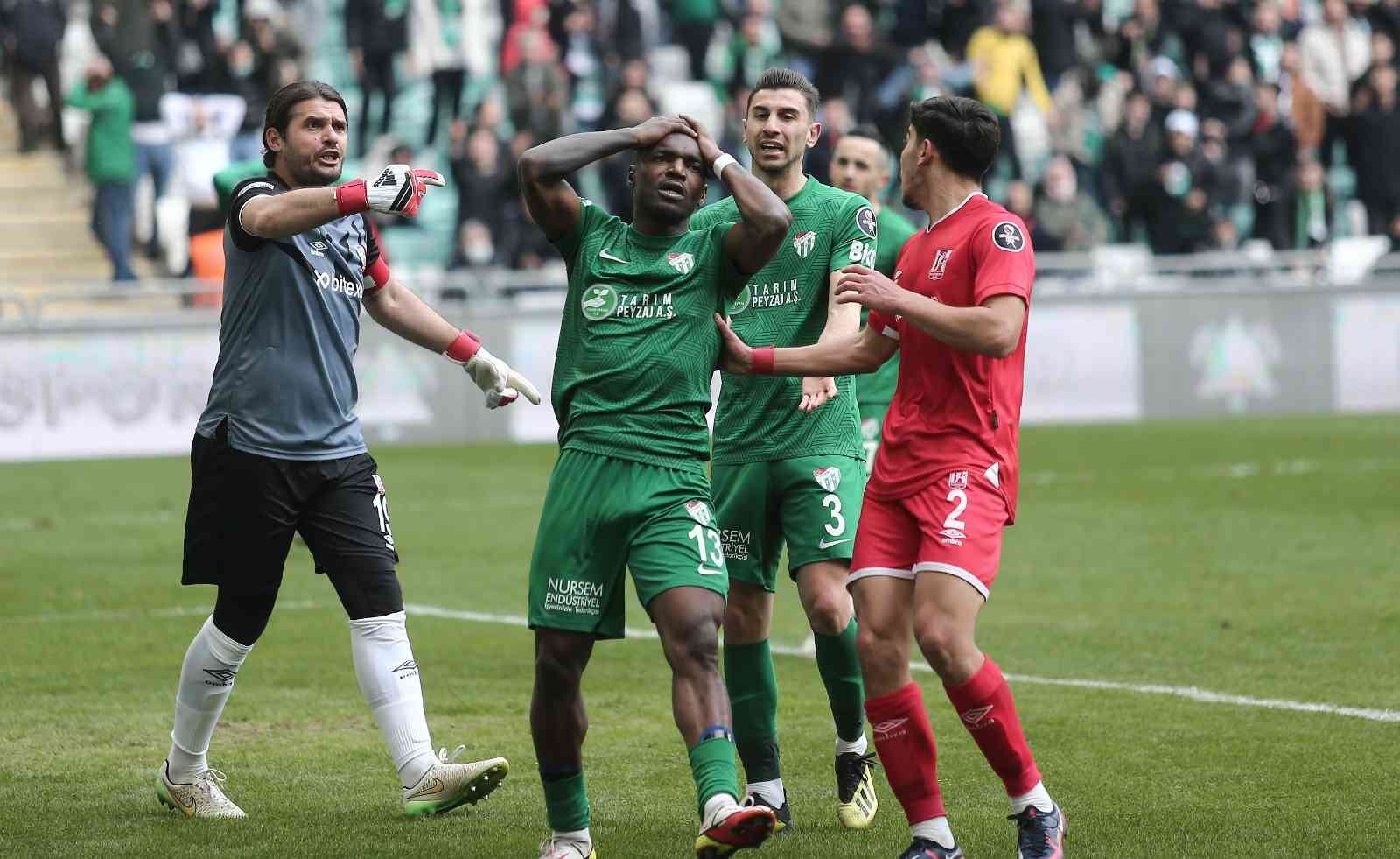 Bursaspor Kulübü, Thievy Bifouma’yı disiplinsiz davranışları nedeniyle, teknik ekibin raporu doğrultusunda süresiz kadro dışı bıraktığını ...