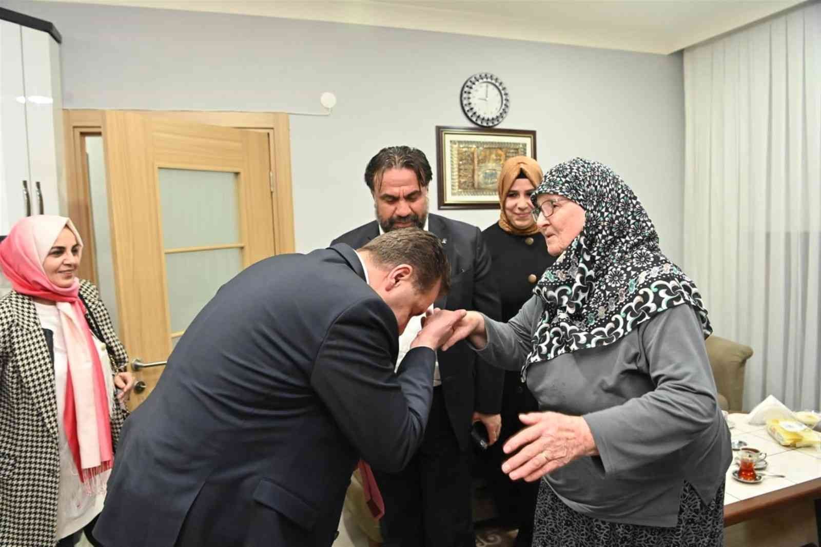 Balıkesir Büyükşehir Belediyesi, her gün akülü tekerlekli sandalye ve yüzlerce Ramazan kolisini ihtiyaç sahiplerinin kapılarına kadar ulaştırıyor ...